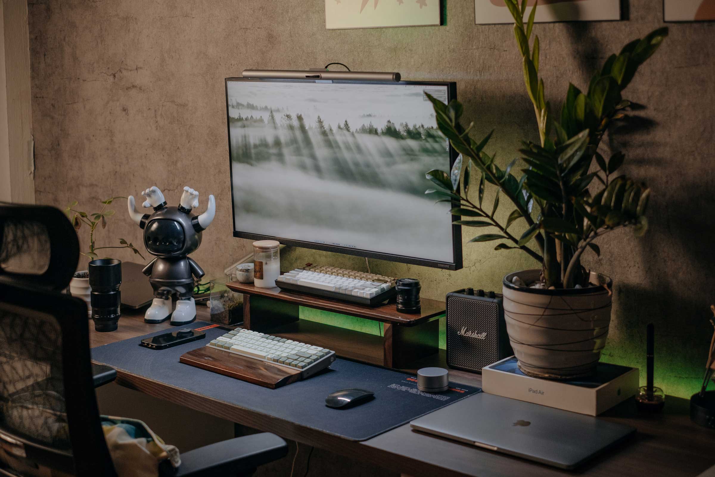 Pew Nguyen Desk Setup Image 1